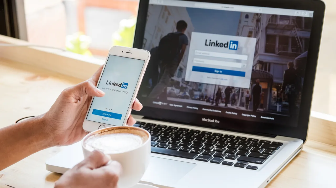 How to Make a Website Like LinkedIn